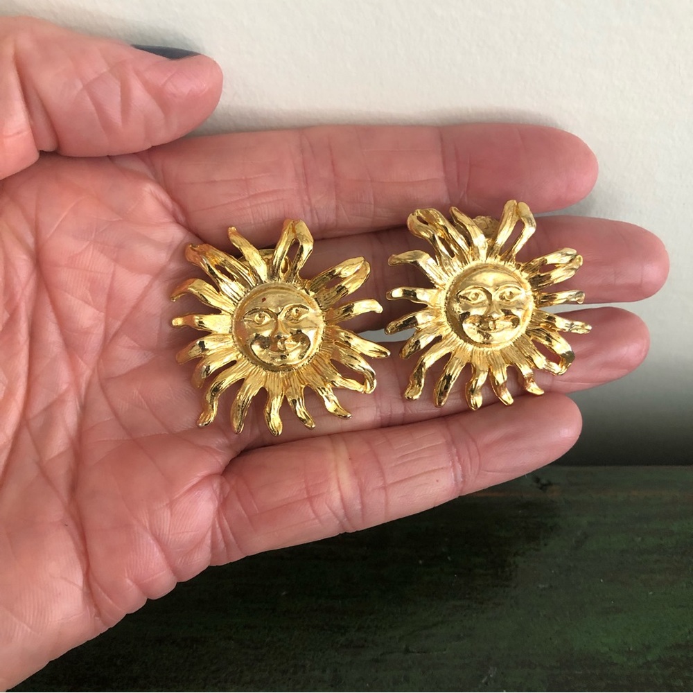 Clip earrings. Vintage.